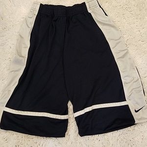 Nike basketball shorts YXL